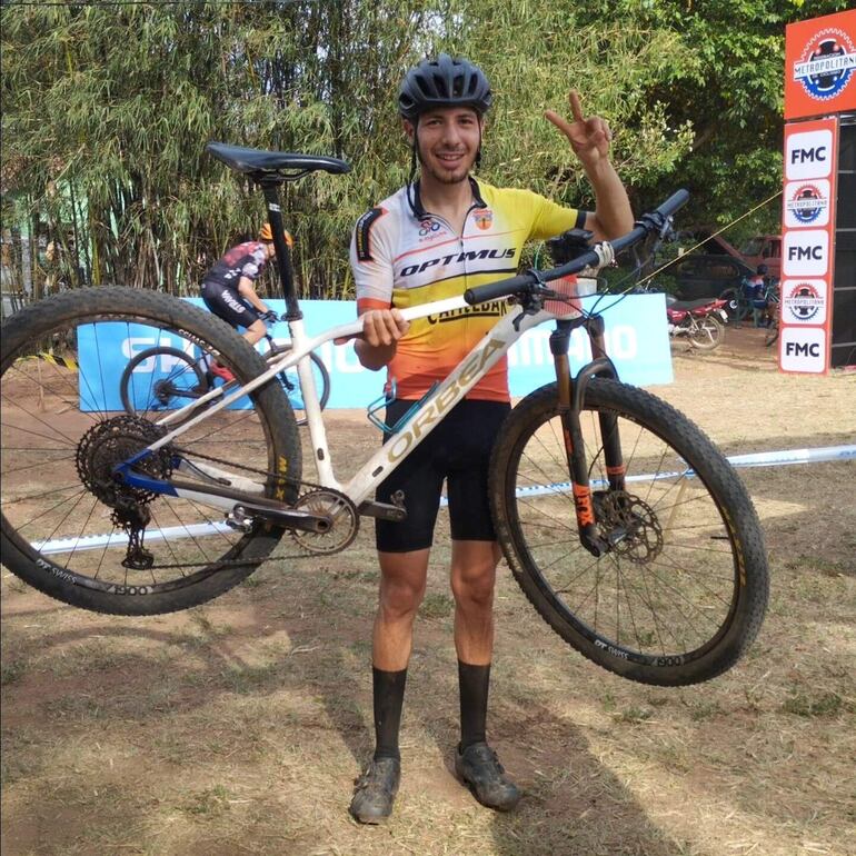 Esteban Portillo festeja su campeonato en San Bernardino.