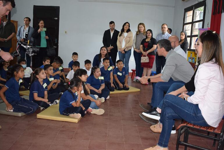 El presidente Santiago Peña, compartió con los niños la lectura de una fábula «El labrador y sus hijos».