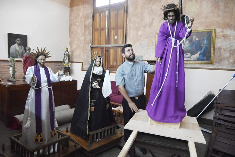 El padre Hugo Fernández acomoda la vestimenta de la imagen de Jesús crucificado en la iglesia La Encarnación, que se prepara para la vía crusis de la que participarán estacioneros de Ypané.