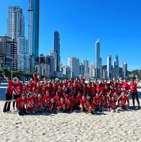 Nutrida delegación de las chicas del club Internacional, que disputan una serie de amistosos en Camboriú.