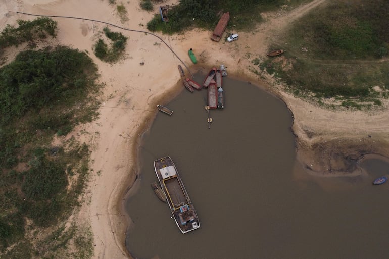 Imagen aérea de embarcaciones a orillas del Río Paraguay, en la ciudad de Asunción (Paraguay), que volvió a registrar niveles mínimos hoy.