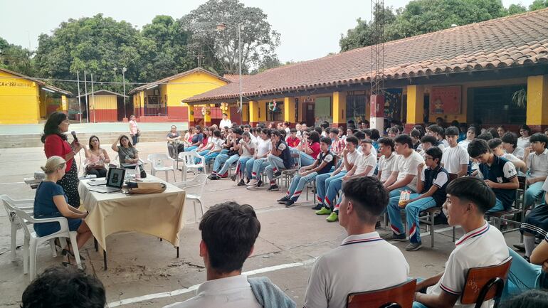 Charla sobre uso de la tecnología en el Colegio Nacional Acosta Ñu de la ciudad de San Antonio.