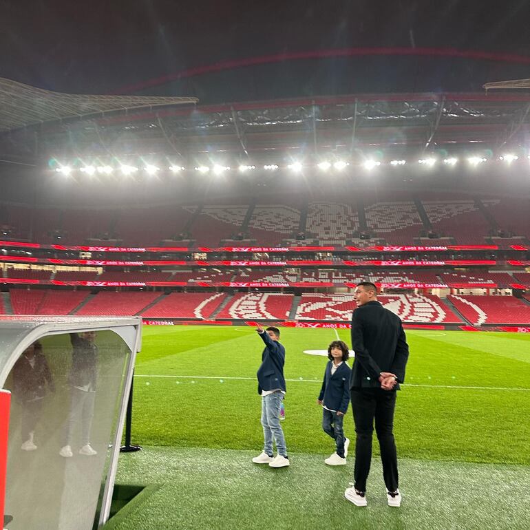 Tacuara Cardozo con sus peques recorriendo el campo de juego del Estadio da Luz en Portugal. (Instagram/Tacuara Cardozo)