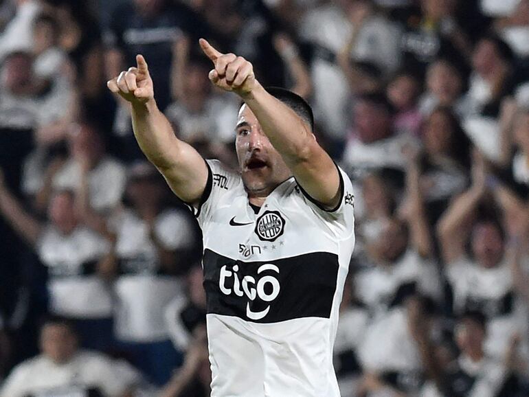 El uruguayo Facundo Zabala, jugador de Olimpia, celebra un gol en el partido contra Fluminense por los cuartos de final de la Copa Libertadores 2023 en el estadio Defensores del Chaco, en Asunción, Paraguay.