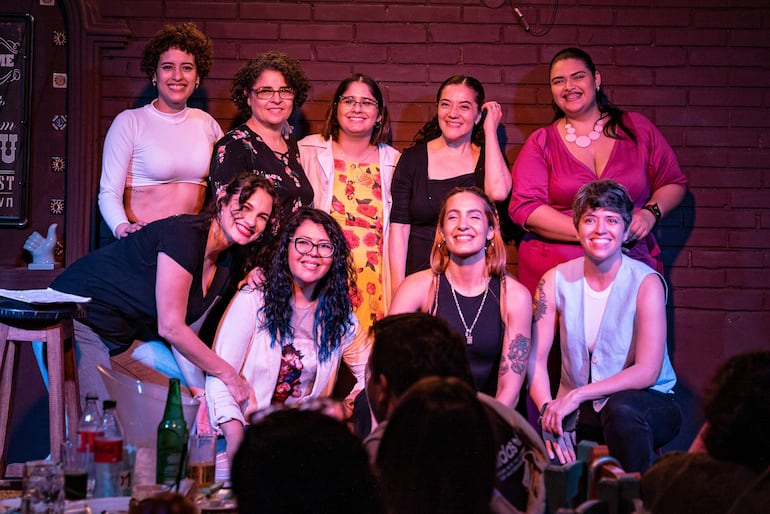 Caro Romero junto a participantes de uno de los talleres de Japukomedy.