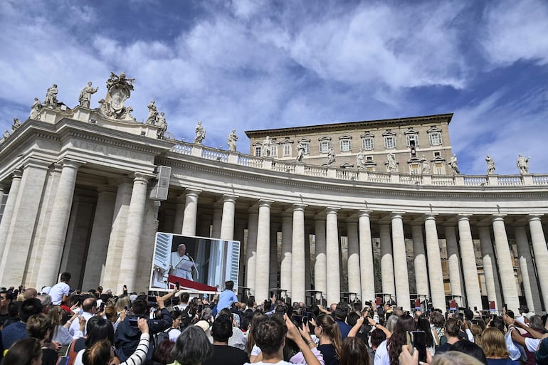 La feligresía católica sigue el Ángelus presidido por el papa Francisco en Roma.