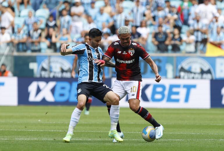 Mathías Villasanti, de Gremio, disputa el balón con Luciano, de Sao Paulo, durante el partido de ayer (Foto gentileza de Sao Paulo).