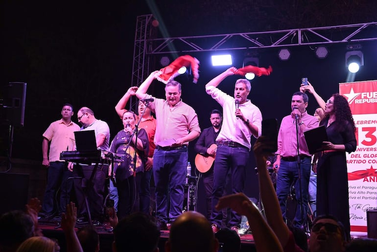 El ex presidente Mario Abdo Benítez junto con el ex vicepresidente Hugo Velázquez en el festejo de la ANR en Ciudad del Este.