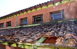 El techo tiene una enorme abertura y las tejas están rotas en un pabellón del tercer ciclo, en la escuela General Andrés Rodríguez de Loma Pyta, en Asunción.