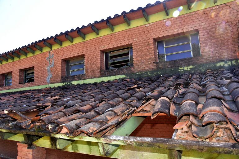 El techo tiene una enorme abertura y las tejas están rotas en un pabellón del tercer ciclo, en la escuela General Andrés Rodríguez de Loma Pyta, en Asunción.