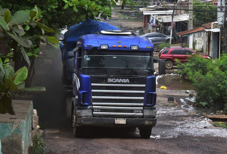 ABC constató que los camiones expiden mucho humo negro. También paran en su trayecto.