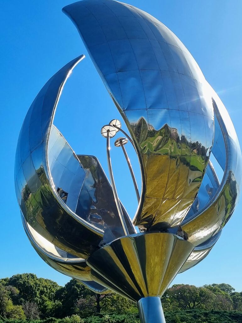 Con aproximadamente 23 metros de altura y un peso de 18 toneladas, esta flor de acero inoxidable se destaca en el paisaje urbano de Buenos Aires.