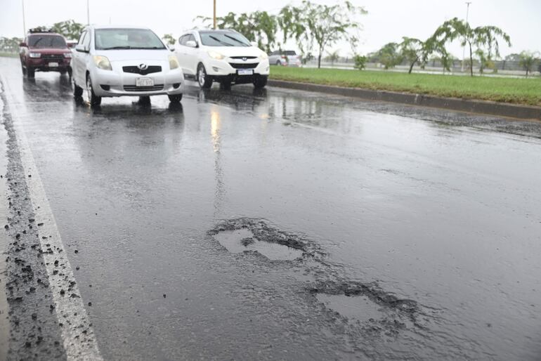 La nueva costanera norte ya tiene numerosos baches. 