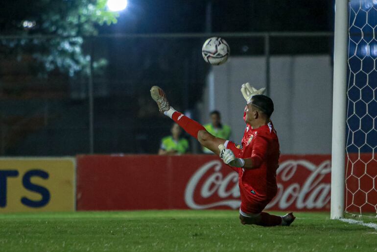 Víctor Samudio, arquero de Sportivo Trinidense. desvía el penal ejecutado por Néstor Camacho en un partido de las semifinales de la Copa Paraguay 2023 en el estadio Arsenio Erico, en Asunción.