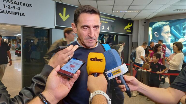 El español Manolo Jiménez, entrenador de Cerro Porteño, durante la llegada al país en el Aeropuerto Internacional Silvio Pettirossi, en Luque, Paraguay.