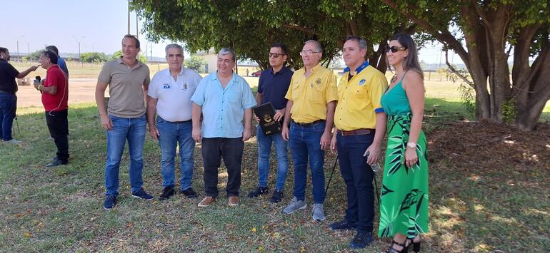 Omar Ávila, de la empresa promotora (carpeta en mano) junto a Gustavo Saba (i), dirigentes del Touring y autoridades locales.