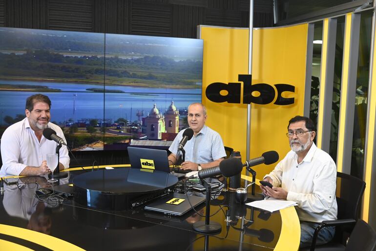 El diputado liberal Rodrigo Blanco (i) en el progrma “No tiene Nombre” de ABC TV y ABC Cardinal.