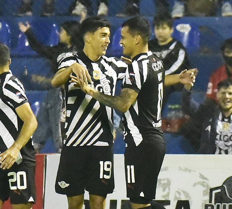 William Mendieta marcó el primer gol frente a Sportivo Ameliano y celebra con Rubén Lezcano (19), la noche del sábado, 2-0.