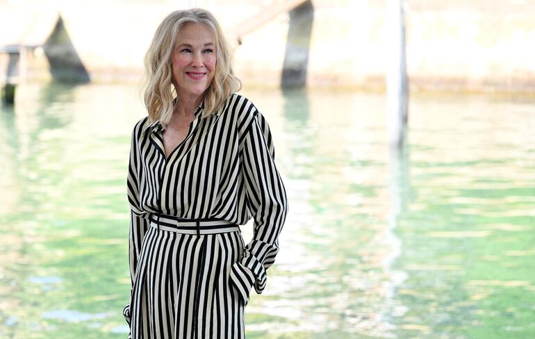 La actriz Catherine O'Hara llegando al Lido Beach para la ceremonia de apertura del Festival de Cine de Venecia. (EFE/EPA/ETTORE FERRARI)
