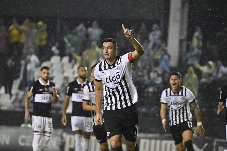 Óscar Cardozo, jugador de Libertad, celebra un gol en el partido contra Olimpia por el fútbol paraguayo en el estadio La Huerta, en Asunción.