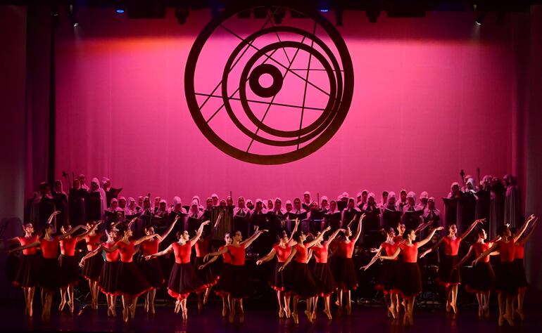 Una escenografía  minimalista acompañó el estreno de “Carmina Burana”.