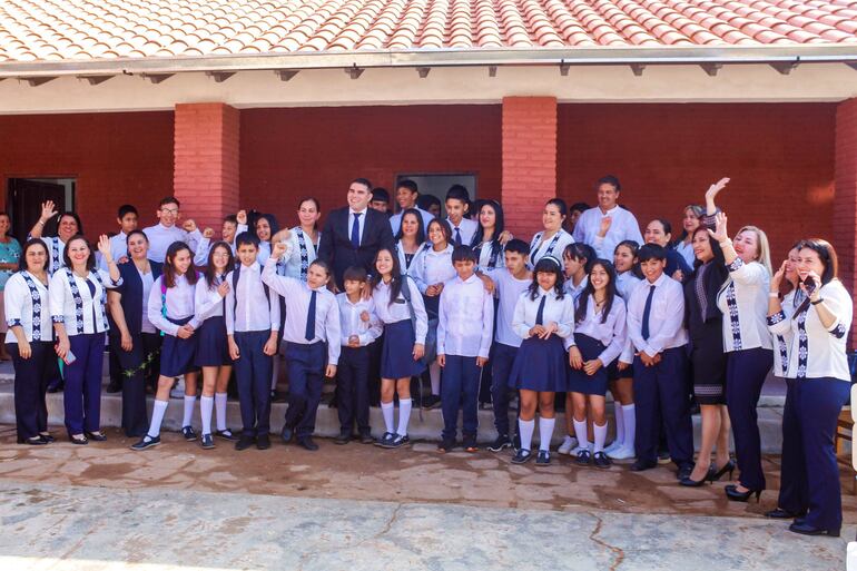 Autoridades municipales y de la educación durante la inauguración de mejoras en la escuela Curuzú Francisco. 