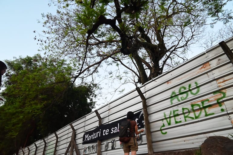 Bosque San Vicente: Vecinos se manifestaron ayer en protesta por destrucción de último pulmón verde del barrio.