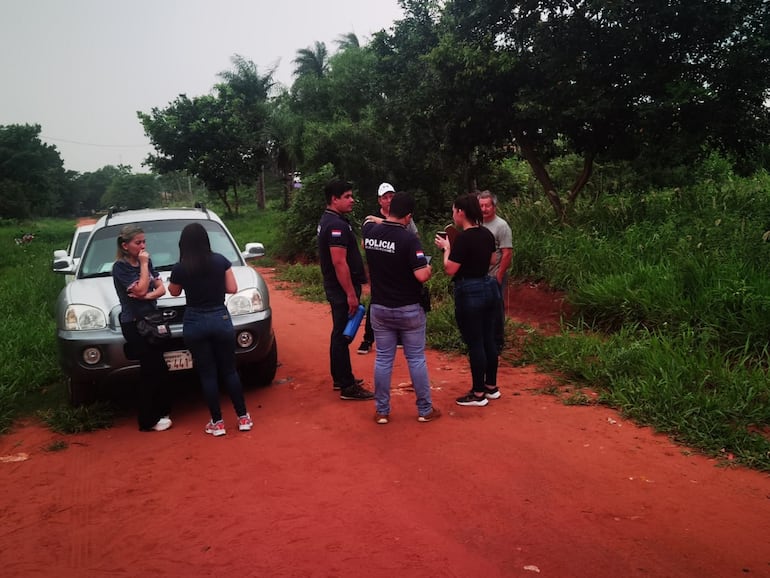 Agentes de Investigaciones de la Policía de Central interrogan a los vecinos de la compañía Rojas Cañada de Capiatá sobre el fatal intento de asalto ocurrido esta madrugada.