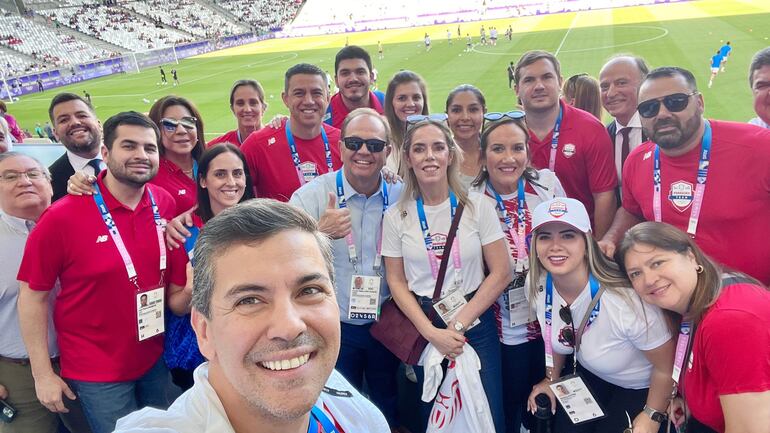 El presidente Santiago Peña y la primera dama acompañaron con una comitiva el partido en el que Paraguay sufrió una aplastante derrota.