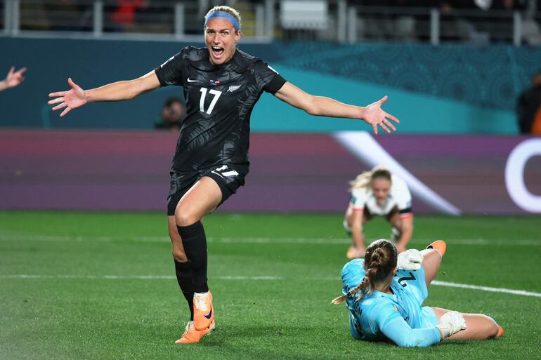 Hannah Wilkinson inicia el festejo tras anotar un gol para Nueva Zelanda ante Noruega.