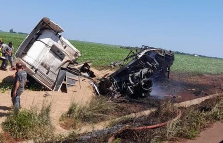 El semirremolque del camión de gran porte fue consumido por completo por las llamas.