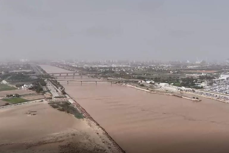  Imagen tomada por un dron de las inundaciones causadas en la región valenciana de Paiporta a causa de las fuertes lluvias causadas por la DANA. La alcaldesa de Paiporta (Valencia), Maribel Albalat, ha confirmado que al menos hay 34 fallecidos en su municipio a consecuencia de la dana que ha afectado a la Comunidad Valenciana.