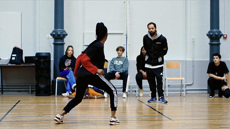 Escena del documental "Allons Enfants" que registra una experiencia de inclusión social a través de la danza.