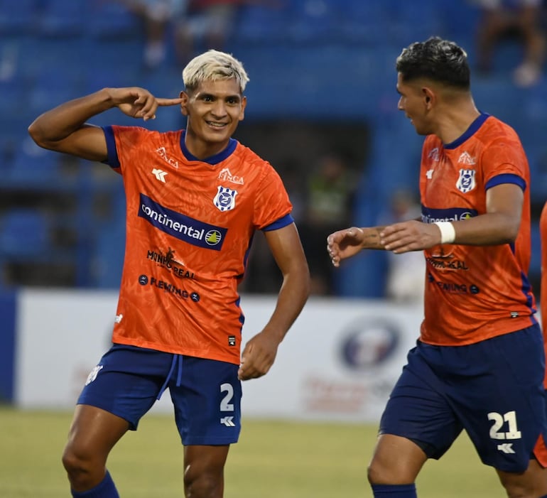 Miguel Barreto (i), futbolista del 2 de Mayo, celebra un gol en el partido frente a Sportivo Ameliano por al octava fecha del torneo Apertura 2024 del fútbol paraguayo en el estadio Luis Alfonso Giagni, En Villa Elisa.