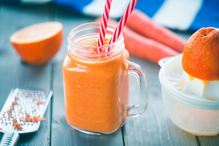 Batido fresco de naranja, zanahoria y yogur.