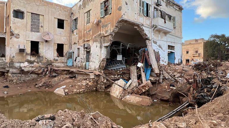 Una decena de mujeres, encorvadas sobre sus máquinas de coser, confeccionan con urgencia prendas de vestir y sudaderas destinadas a Derna, una ciudad del este de Libia que quedó devastada por unas mortíferas inundaciones hace dos semanas.