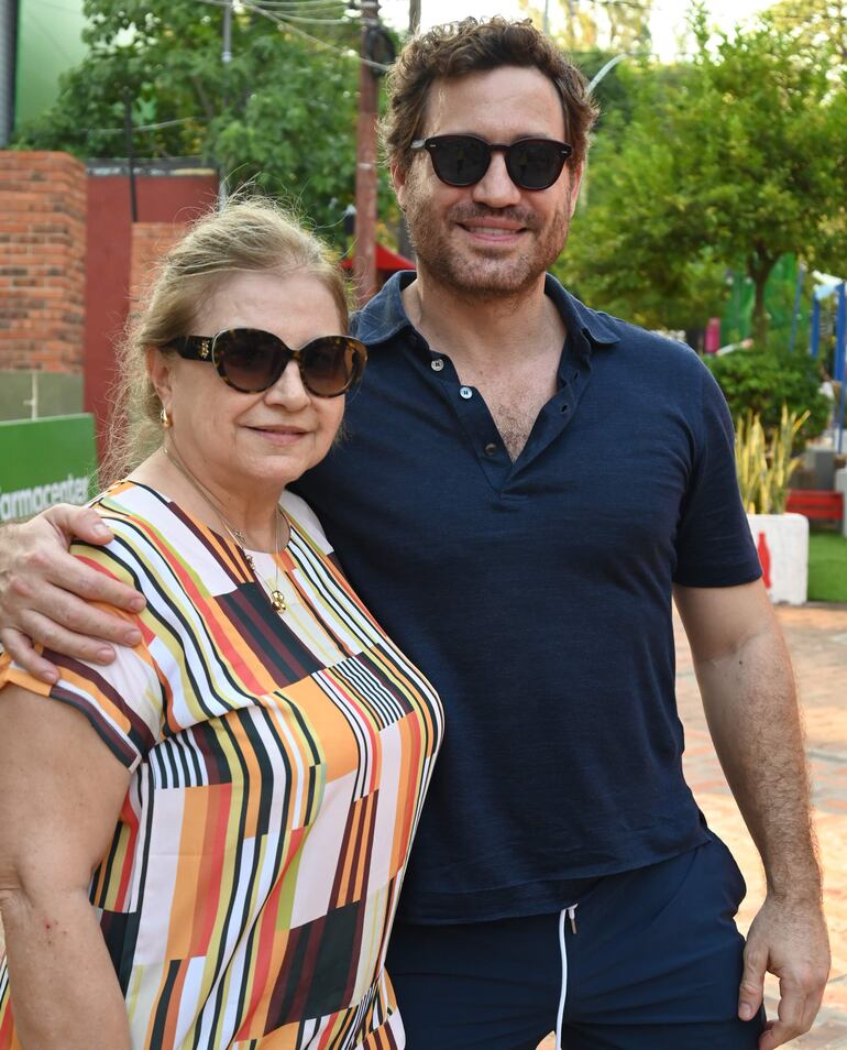 El actor venezonalo Edgar Ramírez y su mamá Soday Arellano, disfrutaron de la villa veraniega.