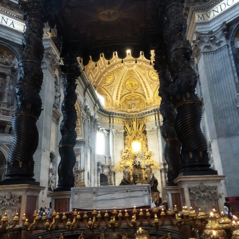 El baldaquino un altísimo dosel de bronce esculpido sobre el Altar Mayor de la Basílica de San Pedro de Roma.