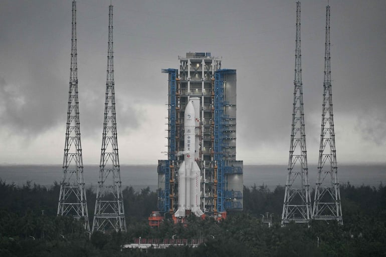 Un cohete transporta la sonda lunar de la misión Chang'e-6, en el Centro de Lanzamiento Espacial de Wenchang en la provincia de Hainan, en el sur de China.