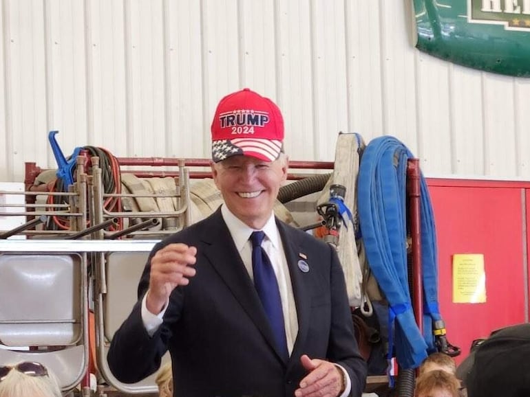 Fotografía divulgada por Trump War Room en la plataforma X donde aparece el presidente de Estados Unidos, Joe Biden, vistiendo una gorra de la campaña de Donald Trump durante una visita al cuartel de bomberos de Shanksville (Pensilvania).