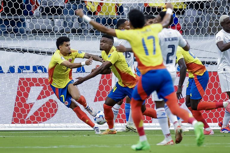 Jhon Córdoba (C) de Colombia reacciona con Luis Díaz (L) de Colombia luego de anotar el gol 1-0 contra Panamá durante la primera mitad del partido de cuartos de final de la CONMEBOL Copa América 2024 entre Colombia y Panamá, en Glendale, Arizona, Estados Unidos. 06 de julio de 2024.