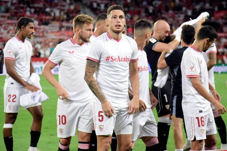 Los jugadores de Sevilla, con Lucas Ocampos a la cabeza, vistiendo una camiseta con el mensaje de "Se acabó"  en homenaje a Jenni Hermoso.