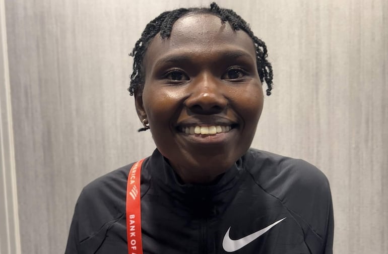 - La keniana Ruth Chepngetich posa durante una entrevista con EFE este viernes, en Chicago (Estados Unidos). Chepngetich doble campeona del Maratón de Chicago.