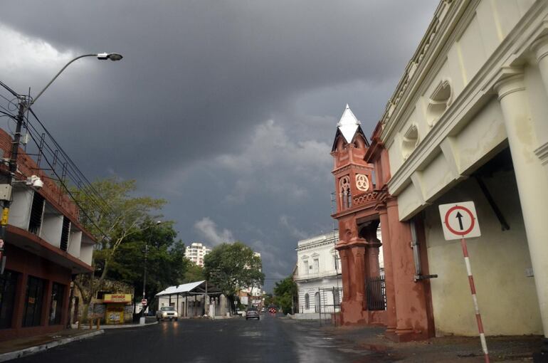 Núcleos de tormentas continúan desarrollándose, por lo que no se descartan tormentas eléctricas en el sur y este de la Región Oriental.