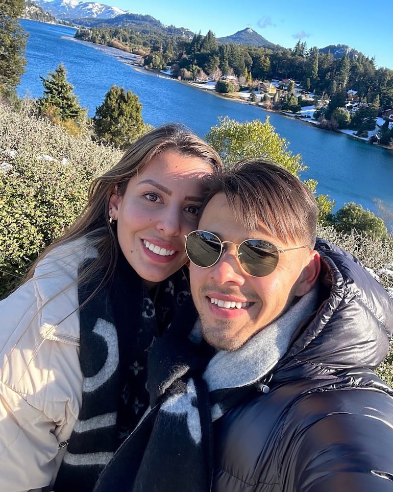 Linda parejita. Jani González y Óscar Romero en la Patagonia argentina. (Instagram/Jani González)