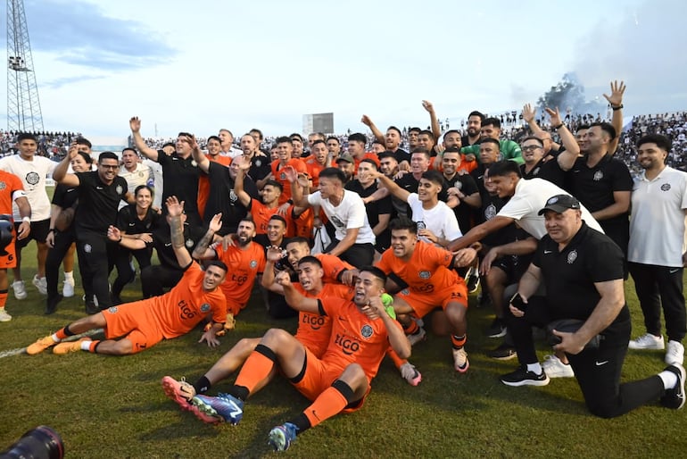 Los jugadores de Olimpia festejan el campeonato del torneo Clausura 2024 del fútbol paraguayo después de empatar sin goles con 2 de Mayo en el estadio Río Parapití, en Pedro Juan Caballero, Paraguay.