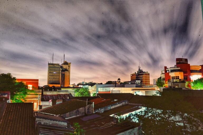 Cielo nublado sobre el centro de Asunción.