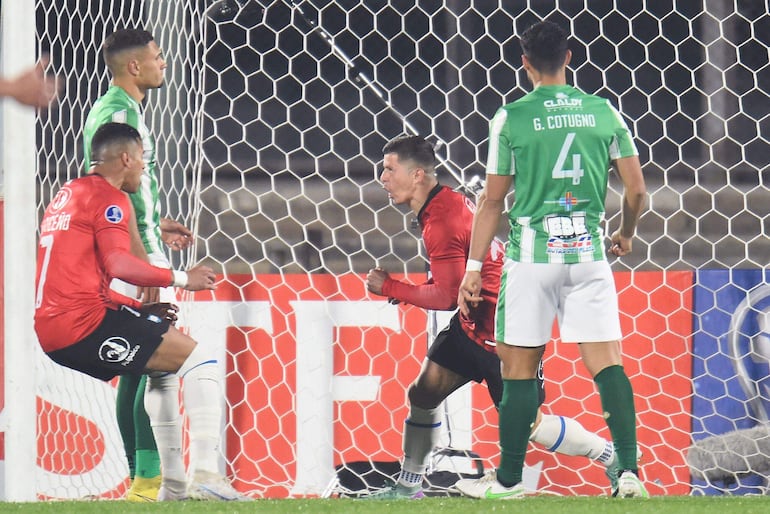 El paraguayo Cris Martínez (c), jugador de Huachipato, festeja un gol en el partido frente a Racing de Montevideo en la revancha de los playoffs de octavos de final de la Copa Sudamericana 2024 en el estadio Centenario, en Montevideo, Uruguay.