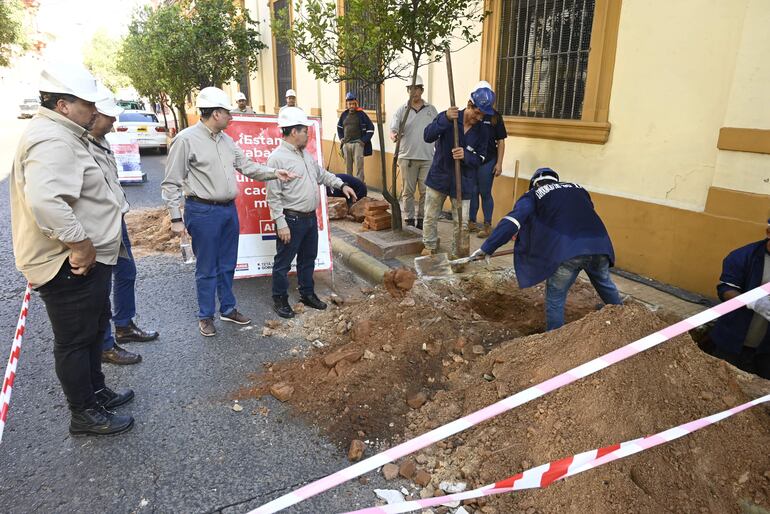 Inicio de excavaciones de la ANDE para el cableado subterráneo.