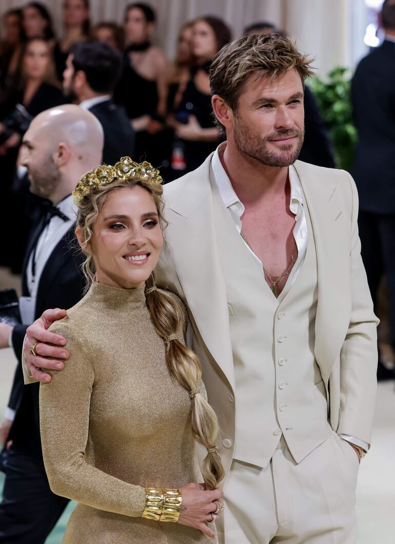 El actor australiano Chris Hemsworth (R) y su esposa la modelo y actriz española Elsa Pataky llegaron al Met Gala 2024.